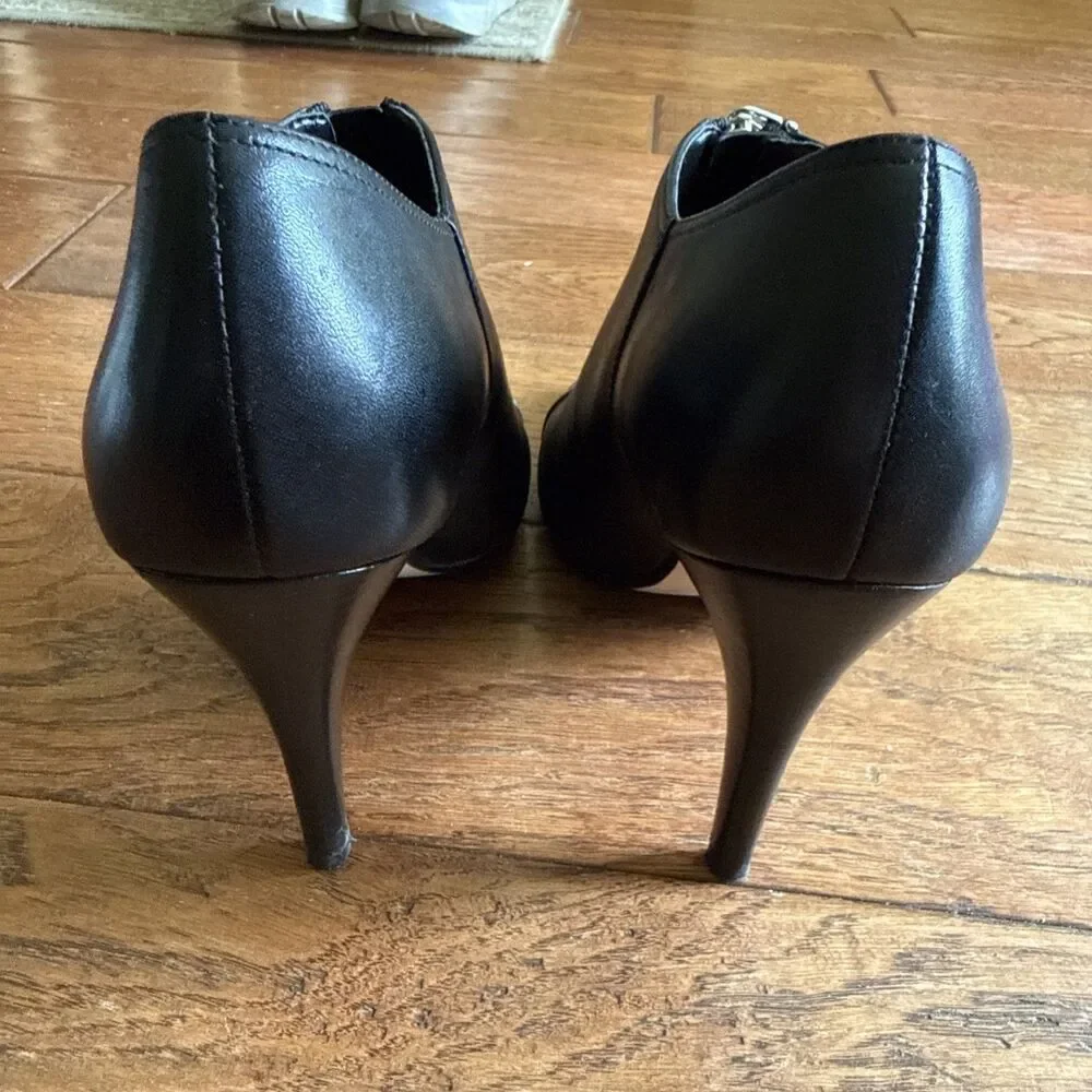 Michael Kors MK 7.6 M Black Leather Ankle Boots Front Zipper Pointed Toe Witchy
